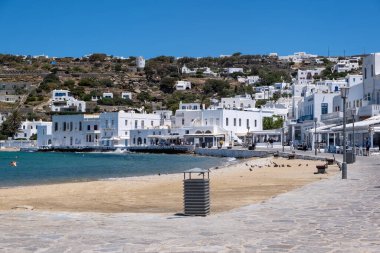 Mykonos, Cyclades, Yunanistan. 21 Mayıs 2021. Ünlü Yunan adası limanında liman ve mavi gökyüzü. Yaz kozmopolit tatil beldesi.