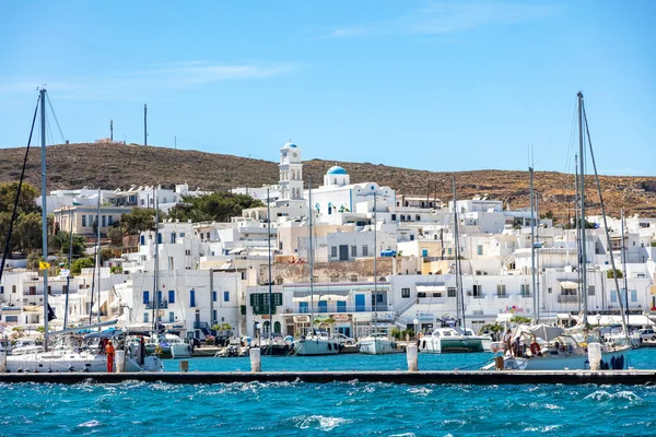 Isola Milos Porto Adamas Cicladi Grecia Maggio 2021 Barche Vela — Foto Stock