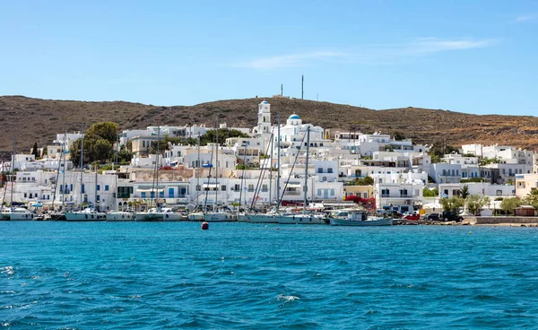 米洛斯岛 阿达马斯港码头码头 Cyclades希腊 2021年5月17日 海滨传统的粉刷过的建筑 停泊在港口的船只 波涛汹涌的大海 蔚蓝的天空 从海上眺望 — 图库照片