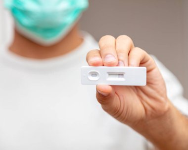 Coronavirus negatif sonuç hızlı test, evde yapılan testler, kovansı 19 'la el ele tutuşan adam, antikorları ve bağışıklığı tespit etmek için alet çantası. Yakın görünüm, seçici odak