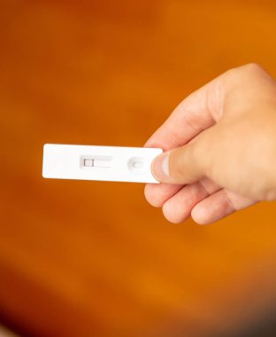 Coronavirus negatif sonuç hızlı test, evde yapılan testler, kovansı 19 'la el ele tutuşan adam, antikorları ve bağışıklığı tespit etmek için alet çantası. Yakın görünüm, seçici odak