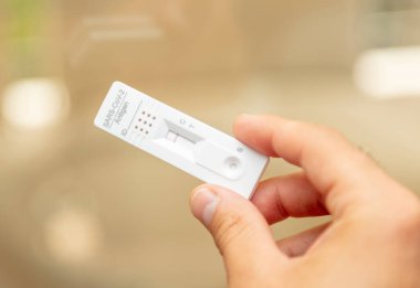 Coronavirus negatif sonuç hızlı test, evde yapılan testler, kovansı 19 'la el ele tutuşan adam, antikorları ve bağışıklığı tespit etmek için alet çantası. Yakın görünüm, seçici odak