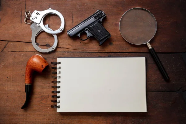 Εγκληματολογική Έρευνα Και Σύλληψη Μανσέτες Πιστολιού Και Ένα Κενό Σημειωματάριο — Φωτογραφία Αρχείου