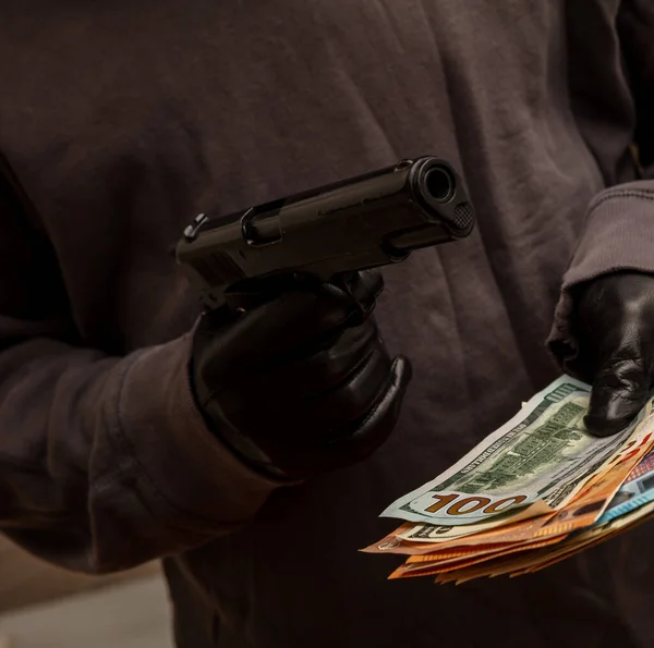 Ladrão Ameaça Com Uma Pistola Por Roubar Dinheiro Vista Perto — Fotografia de Stock