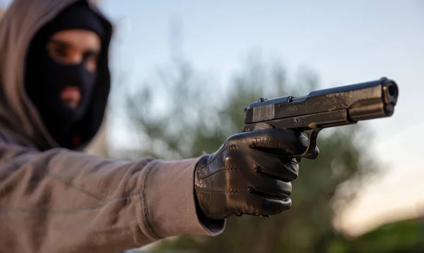 Homem Apontando Com Uma Pistola Natureza Livre Fundo Vista Perto — Fotografia de Stock