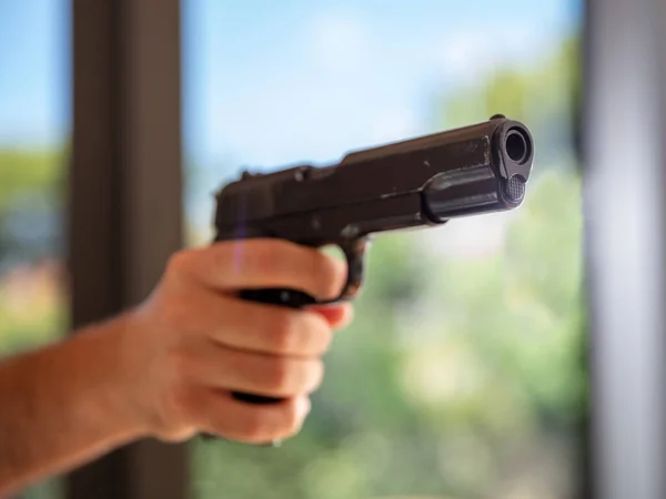 Πιστόλι Στο Αντρικό Χέρι Άνθρωπος Που Σημαδεύει Όπλο Θολή Γυάλινη — Φωτογραφία Αρχείου