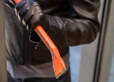 Maskeli hırsız gündüz vakti hırsızlık için eve giriyor. Deri ceketli bir hırsız cam bir alüminyum kapıyı kırıyor. Levyeyle haneye tecavüz..