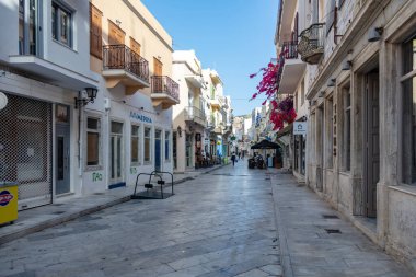 Syros Adası, Cyclades, Yunanistan. 27 Mayıs 2021. Geleneksel kaldırım taşı caddesi, Ermoupolis 'in başkenti. Yaz tatili.