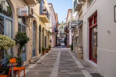 Nafplio, Moreloponnese, Argolida, Yunanistan. 27 Haziran 2021. Geleneksel neoklasik binalar kemeri boş kaldırım taşı caddesi olan mimari kapılar, kafeterya otelleri. Turistik durak Nafplion şehri.