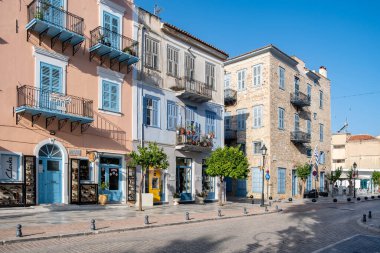 Nafplio, Moreloponnese, Argolida, Yunanistan. 28 Haziran 2021. Hatıra dükkanları Savaş Müzesi neoklasik binaları kapattı. Mimarisi boş kaldırımlar güneşli bir gün. Tatil kartı şablonun reklamını yapar