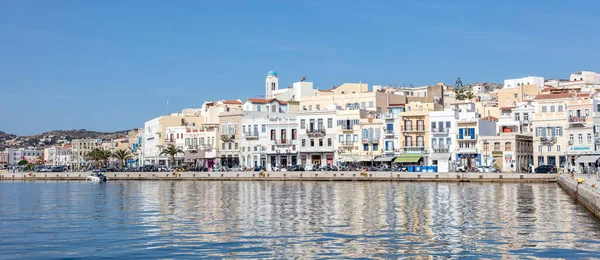 시로스 그리스의 키클라데스 2021 해안선에 프론트 들인에 무폴리스의 경관은 바다에서 — 스톡 사진