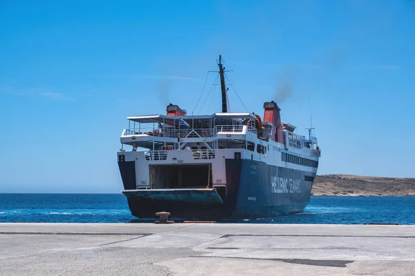 Île Kimolos Cyclades Grèce Mai 2021 Ferry Boat Arrivant Psathi — Photo