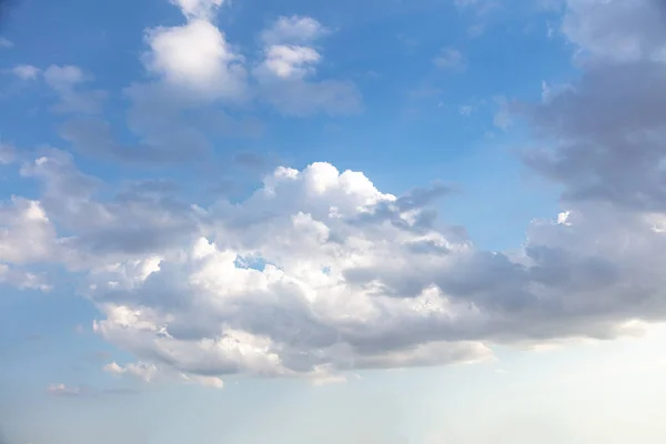 Puszyste Chmury Cumulus Zachmurzenie Biały Szary Kolor Błękitne Niebo Chmury — Zdjęcie stockowe