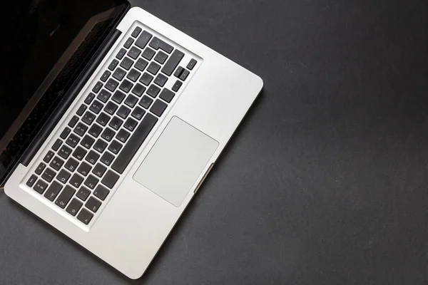 Laptop Computer Auf Schwarzem Hintergrund Offene Laptop Tastatur Metall Silber — Stockfoto