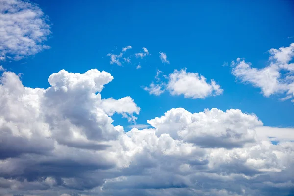 Cielo Azul Nubes Con Sol Luz Natural Fondo Nubes Cúmulos — Foto de Stock