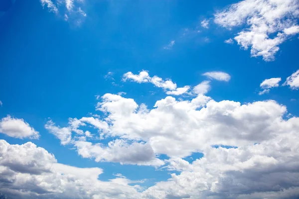 Nuvens Cúmulos Fofos Cor Branca Cinzenta Paisagem Nublada Céu Azul — Fotografia de Stock