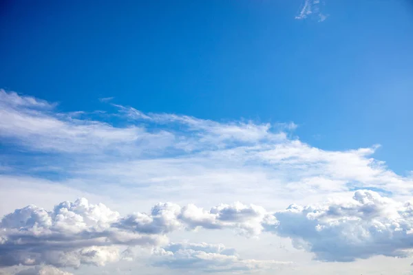 Niebieskie Niebo Chmury Słońcem Światłem Dziennym Naturalne Tło Puszyste Chmury — Zdjęcie stockowe