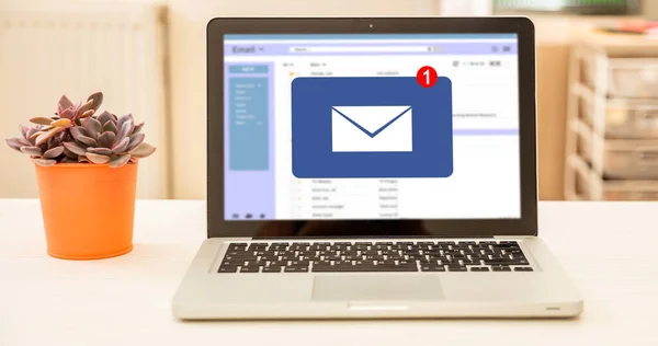 Mail Posteingang Auf Computer Laptop Bildschirm Auf Weißem Schreibtisch Raumhintergrund — Stockfoto