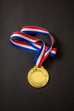 Bir numaralı altın madalya. Şampiyon birinci olan atlet. Spor ödülü ödülü ve beyaz arka planda izole edilmiş kırmızı ve mavi kurdele. Boş alan ve defne çelengi, şablon