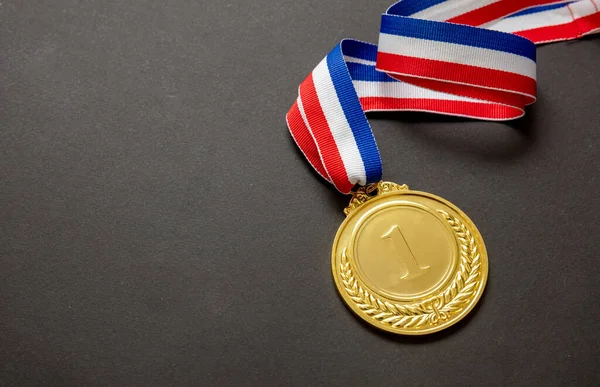 Золотая Медаль Приз Победителя Красно Голубая Лента Спортсмен Трофей Спорте — стоковое фото