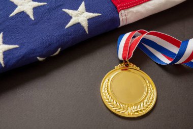 ABD için altın madalya. Siyah arka planda Amerikan bayrağı ve kurdeleli ödülün sahibi. Birincilik için Amerikan atlet kupası. Boş alan ve defne çelengi, şablon