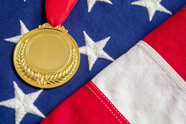 ABD için altın madalya. ABD bayrağı arka planında kurdeleli ödülün sahibi. Birincilik için Amerikan atlet kupası. Boş alan ve defne çelengi, şablon