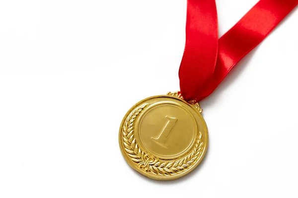 Medaglia Oro Corona Alloro Numero Uno Nastro Rosso Isolato Sfondo — Foto Stock