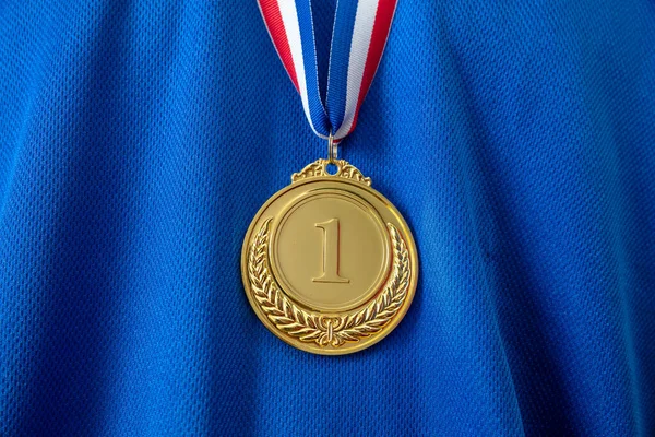 Medal Złoty Nagroda Zwycięzcy Wisząca Czerwoną Niebieską Wstążką Klatce Piersiowej — Zdjęcie stockowe