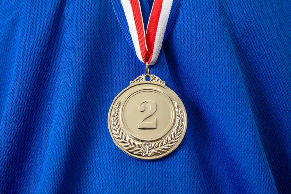 Серебро Медали Приз Победителя Висит Красно Голубой Лентой Груди Спортсмена — стоковое фото