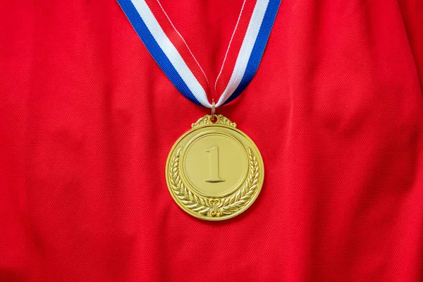 Золотая Медаль Приз Победителя Висит Красно Голубой Лентой Груди Спортсмена — стоковое фото