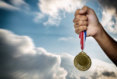 Dramatik gökyüzüne karşı atlet elde birincilik madalyası. Kazanan altın ödülü. Spor şampiyonu zaferi ve başarı konsepti