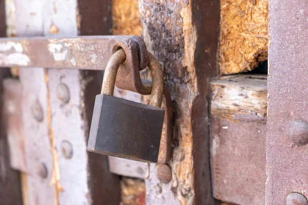 Ασφάλεια Δεν Έχει Πρόσβαση Σκουριασμένο Μεταλλικό Λουκέτο Κλειδωμένο Ατσάλινη Ράβδο — Φωτογραφία Αρχείου
