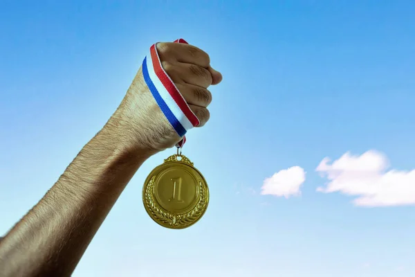 Medal Gold Winner Hand First Place Award Clear Blue Sky — Stock Photo, Image