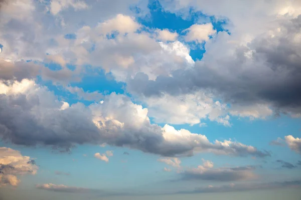 Céu Azul Nuvens Com Sol Luz Dia Fundo Natural Nuvens — Fotografia de Stock