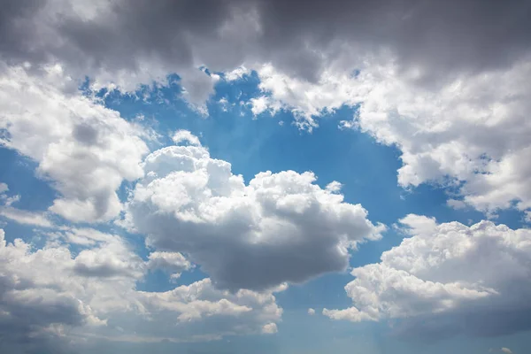 องฟ าและเมฆท นหล งธรรมชาต แสงแดดและกลางว เมฆสะสมป เมฆ ขาวและส เทา — ภาพถ่ายสต็อก