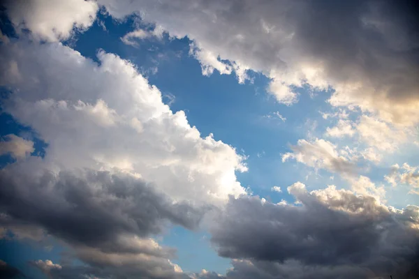 Nuvens Escuras Pesadas Fundo Céu Azul Raios Sol Através Das — Fotografia de Stock