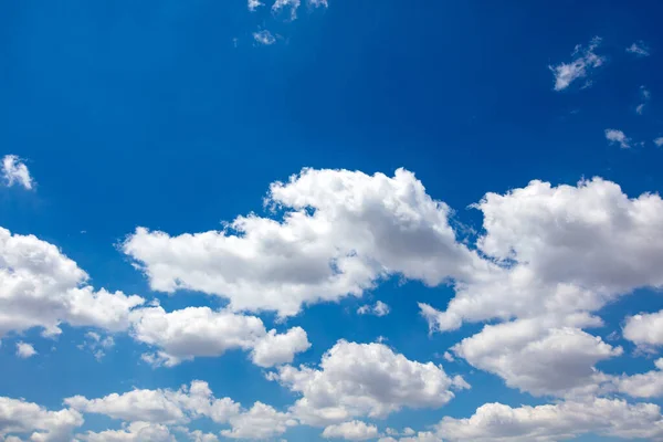 Cielo Azul Nubes Con Sol Luz Natural Fondo Nubes Cúmulos — Foto de Stock