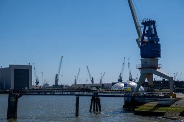 Rotterdam Limanı, Hollanda. Kargo gemileri ve vinçler yükleniyor, Lojistik endüstrisi 