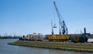 Rotterdam Limanı, Hollanda. Kargo gemileri ve vinçler yükleniyor, Lojistik endüstrisi 