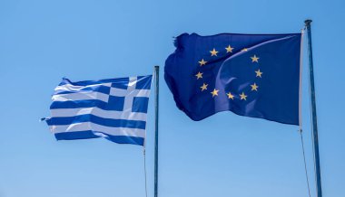 Yunan ulusal bayrağı. Yunanistan bayrak direğindeki sembolü rüzgarda sallanıyor, mavi gökyüzü, güneşli bir gün