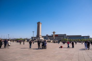 Pekin, Çin, 25 Mart 2025. Tiananmen Meydanı 'ndaki Halk Kahramanları Anıtı. Ziyaretçiler kayıyor, güneşli bir gün, mavi gökyüzü..