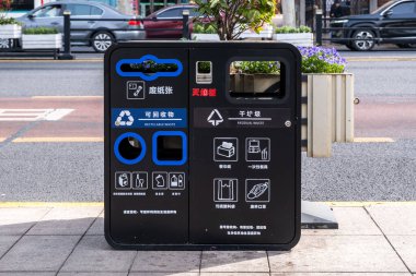 Şangay, Çin, 31 Mart 2025. Kentsel arka planda modern sokak geri dönüşüm ve atık kutusu temiz bir şehir kaldırımında, arabalarda ve saksılarda duruyor.