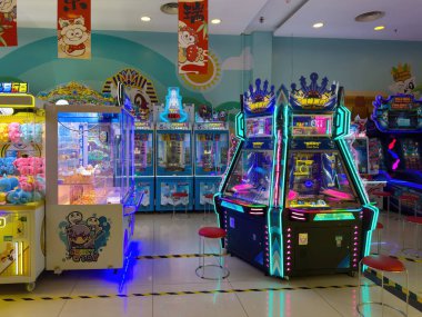 Pekin, Çin, 23 Mart 2025. Modern bir eğlence merkezinde elektronik oyun makineleri ve neon ışıkları olan bir atari salonu.