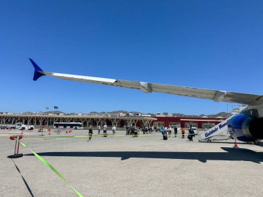 Hanya, Yunanistan, 20 Mayıs 2025. Gezginler, Girit Adası 'ndaki Chania Uluslararası Havaalanı' ndaki mobil merdivenlerden ticari uçağa biniyorlar.