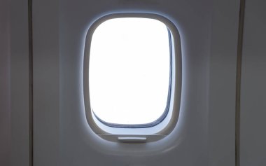 Temiz minimalist gün ışığı sahnesiyle parlak uçak kamarası penceresi