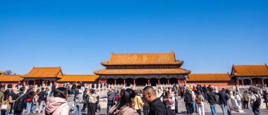 Pekin, Çin, 25 Mart 2025. Turistler Yasak Şehir 'de altın çatılar ve kırmızı duvarlar keşfediyor. Geleneksel mimari, güneşli bir gün..