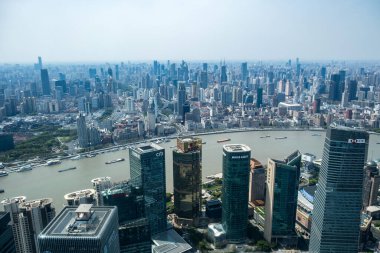 Şangay, Çin, 31 Mart 2025. Pudong finans bölgesi hava manzarası Huangpu Nehri boyunca Bund silüeti gökdelenler ve kargo gemileri..