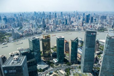 Şangay, Çin, 31 Mart 2025. Pudong finans bölgesi hava manzarası Huangpu Nehri boyunca Bund silüeti gökdelenler ve kargo gemileri..