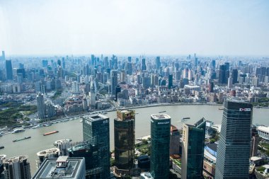 Şangay, Çin, 31 Mart 2025. Pudong finans bölgesi hava manzarası Huangpu Nehri boyunca Bund silüeti gökdelenler ve kargo gemileri..