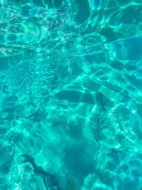 Turkuaz deniz dalgaları arka plan, doku, temiz Akdeniz su yüzeyi soyut desenli parlak güneş ışığı, yukarıdan görünüm